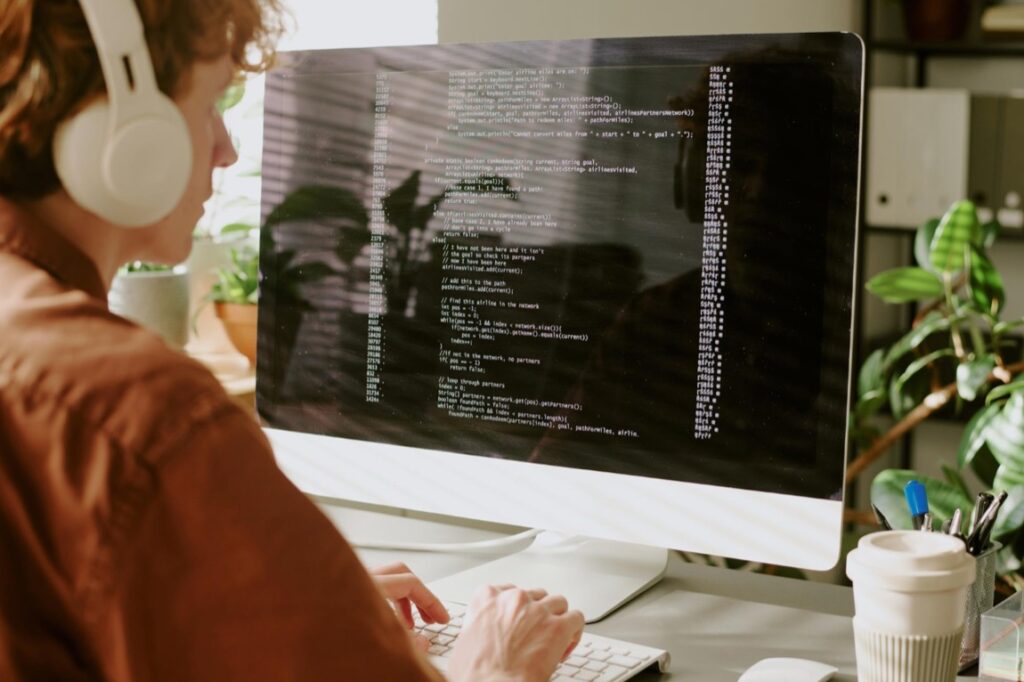 Praca jako programista B2B przy projektach Microsoft Dynamics 365 Business Central niesie ze sobą wiele wyzwań i odpowiedzialności